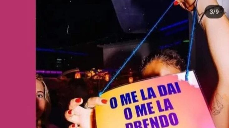 Cartelli sessisti alla festa. La discoteca: “Siamo dispiaciuti, i gadget non erano nostri”