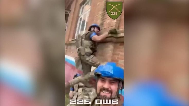 Soldati ucraini rimuovono la bandiera russa dal palazzo di un paesino della regione di Kursk