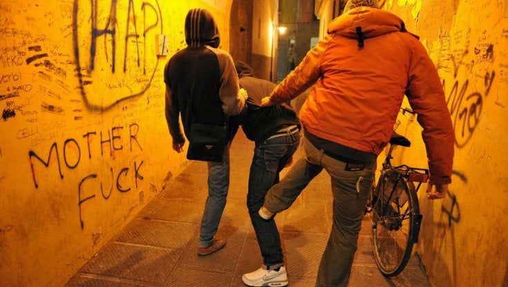 Roma, otto quindicenni pestano un passante. "Mi hanno chiesto una sigaretta poi mi hanno riempito di calci e botte" 