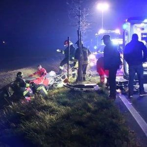 Esce di strada e l'auto finisce nel canale: 40enne muore nel Milanese