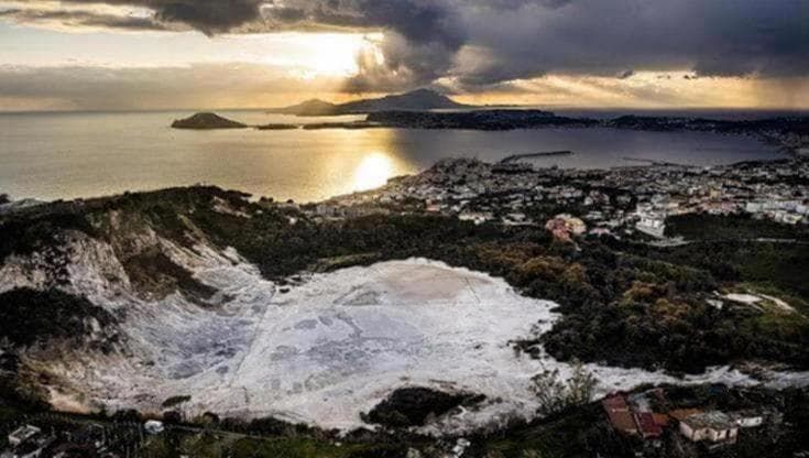 Napoli, forte odore di zolfo in città. L’Ingv: “Legato ai Campi Flegrei, nessun allarme”