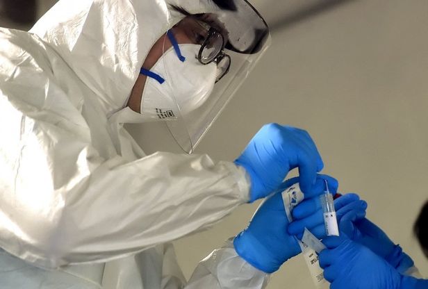 Coronavirus, nella tenda dei tamponi a Parma - Foto 