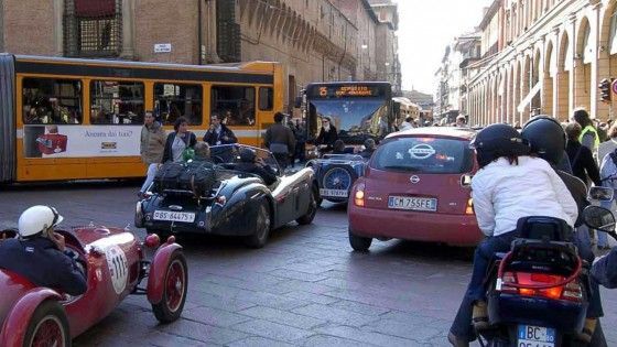 La Mille miglia fa tappa a Bologna