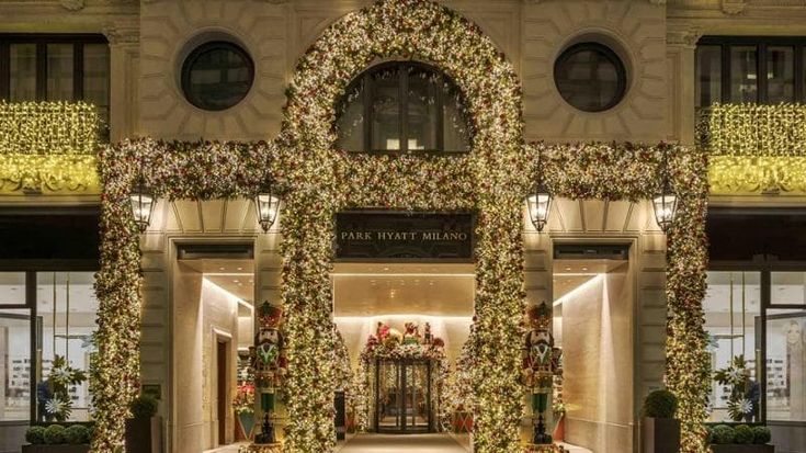 Quando il Natale è sfarzo, al 5 stelle lusso in Galleria: “L’hotel diventa una fiaba”