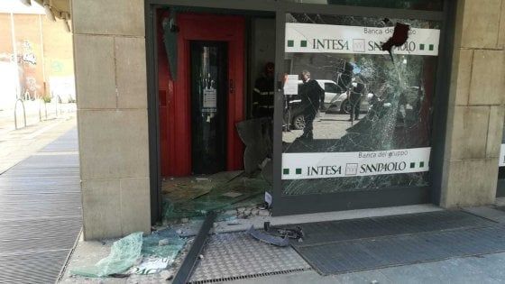Foggia, due assalti ai bancomat di BancApulia a distanza di poche ore: solo uno va a segno
