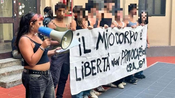 Liceo Albertelli, la tirocinante a un’allieva: “Con una canotta attiri gli sguardi maschili”
