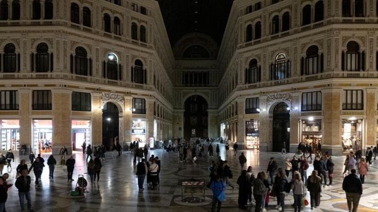 Napoli, buio in Galleria Umberto: “Così più risse e pericoli”
