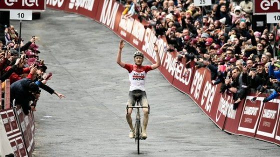 Ciclismo, Strade Bianche spettacolo: nel fango vince Benoot