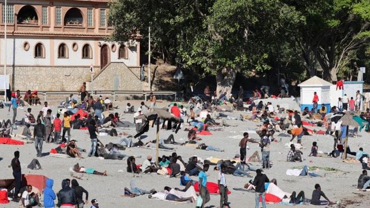 Migranti, un decreto legge per assumere 500 agenti alle frontiere: la mossa del governo dopo Ceuta