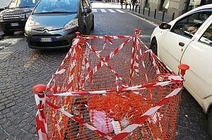 Dal totem del degrado alla buca dell'immondizia<br />In due mesi nessun lavoro in via Vittoria Colonna
