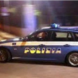 Inseguiti dalla polizia perdono per strada un televisore rubato 