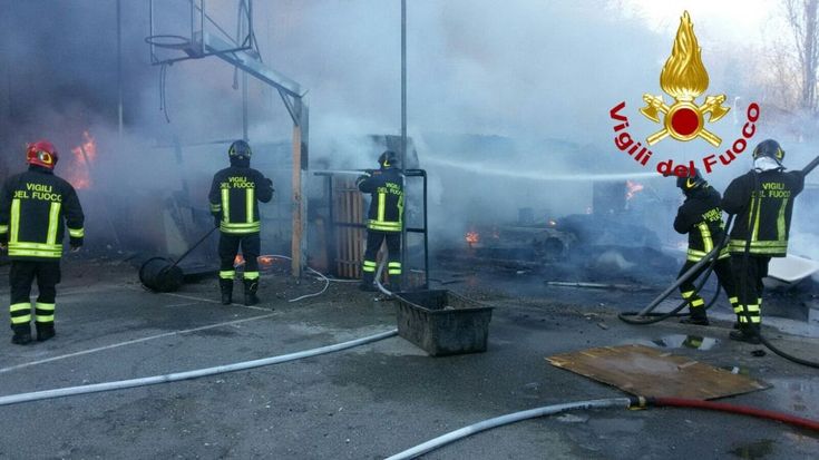Roma, incendio in campo rom di via Candoni: nessun ferito