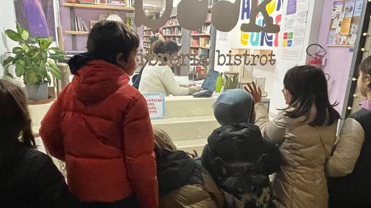 Svuota la vetrina: a Bologna la prima è la Baak, i lettori gli alunni delle Guidi e Gandino