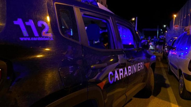 Ventenne scappa in strada con un labbro spaccato e fa arrestare il fidanzato: “Mi ha violentato”