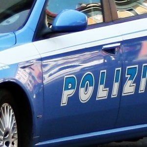 Milano, accoltella la moglie in strada dopo 17 anni di violenze: arrestato