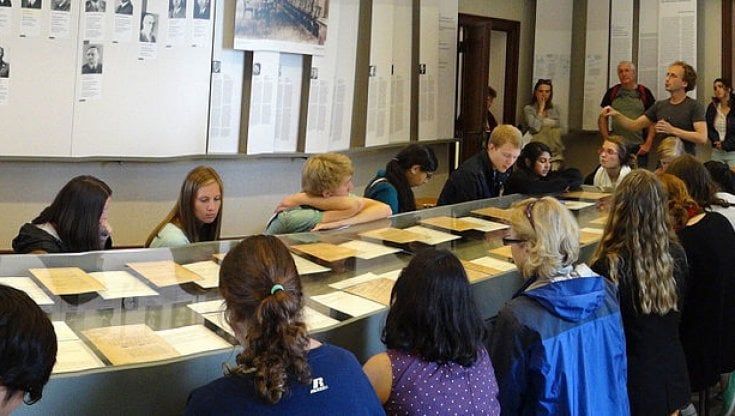 Germania, è scontro politico sui compiti a casa per gli studenti: "Avvelenano la vita familiare"