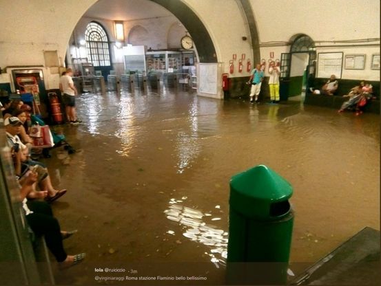 Piazze e stazione metro Flaminio sott'acqua, ancora alberi crollati e chicchi di grandine come una noce