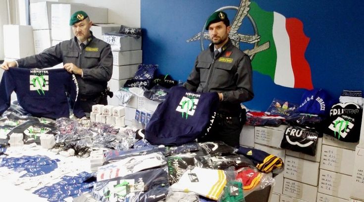 Barletta, il magazzino del falso in garage:<br />sequestrati 91mila capi d'abbigliamento