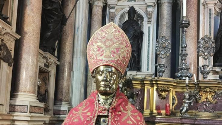 Gennaro nella città dove i miracoli si sciolgono al sole