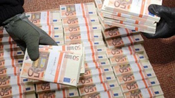 Taranto, zecca clandestina in un casolare: scoperte 50 euro false per 8 milioni