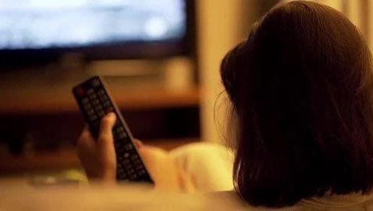 Una 19ennne guarda un film e riaffiora il ricordo di un abuso subito anni prima: aperta un’indagine
