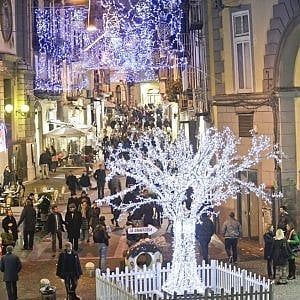 Napoli, guida alle luminarie di Natale quartiere per quartiere, dal Centro storico a Fuorigrotta