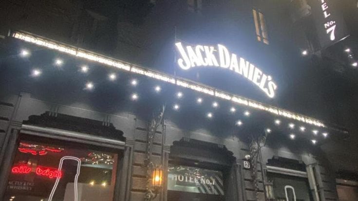 Festa della Jack Daniel’s in un hotel di via Plinio, lo stop dei vigili: “Manca il permesso”