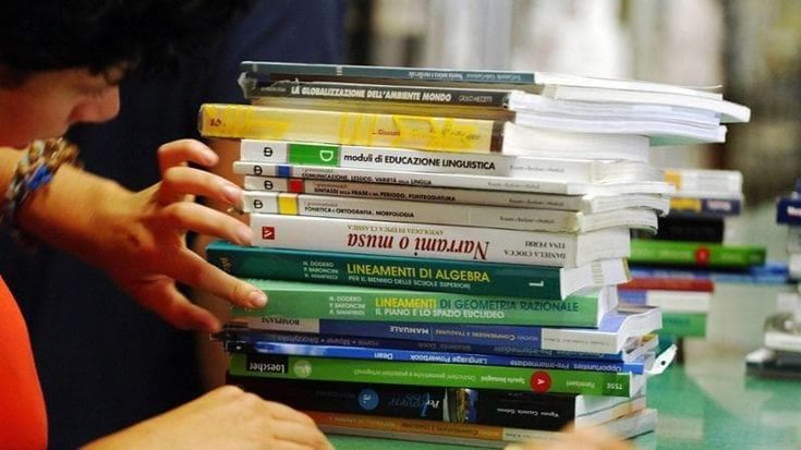Il ritorno amaro sui banchi di scuola, libri più cari del 2,3 per cento: 673,60 euro per alunno