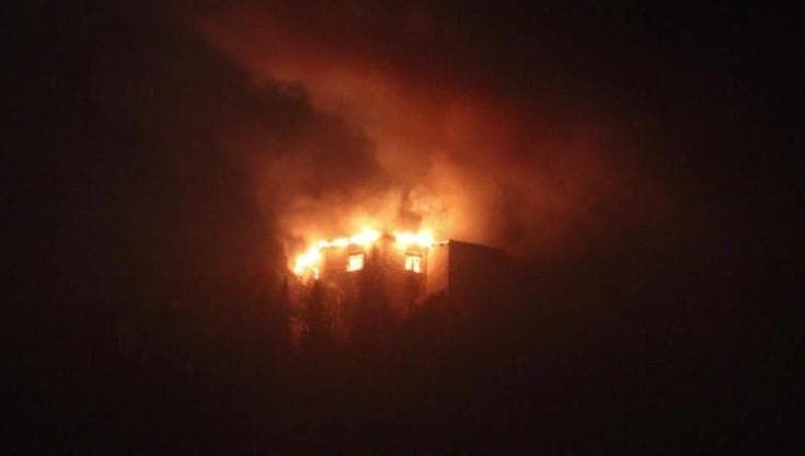 A fuoco il "nido dell'aquila" di Adolf Hitler: le fiamme divorano il rifugio nazista