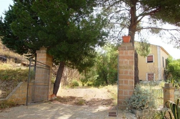 Vandali distruggono il sito archeologico di Sabucina