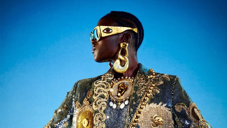 La sfilata di Schiaparelli primavera-estate 2022 è per donne chic, ma fuori dagli schemi