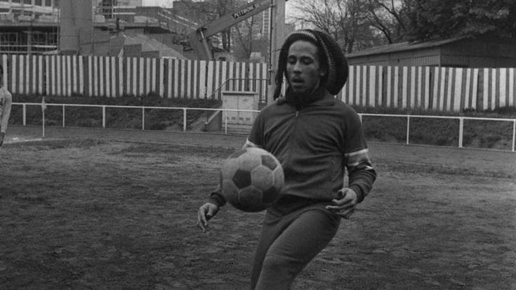 Reggae, pallone e libertà: l’irresistibile passione di Bob Marley per il calcio
