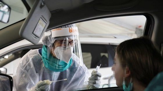 Coronavirus, a Bergamo arriva il freddo: i tamponi  "drive-in" si spostano al chiuso