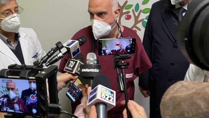 Potenza, l'infermiere Felice Arcamone è il primo vaccinato anti Covid