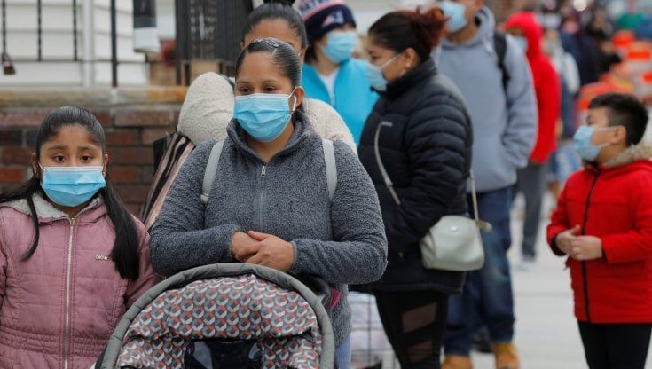 Coronavirus nel mondo, paura negli Usa per gli spostamenti di Thanksgiving. Biden: "Dobbiamo rallentare la crescita del virus"