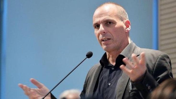 Polemiche per Varoufakis a Mosca: balla sulle note del brano techno col suo nome e attacca la Ue