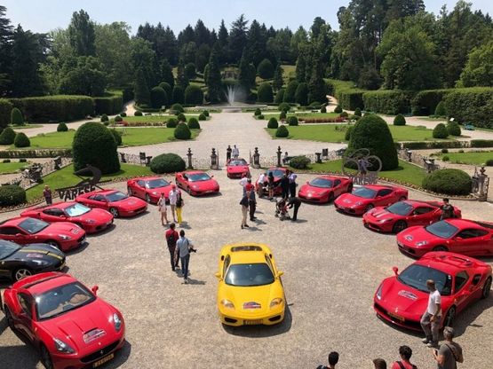 Varese, invasione di Ferrari ai Giardini Estensi