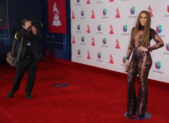 Nude look e bacio con Marc Anthony: Jennifer Lopez conquista i Latin Grammy
