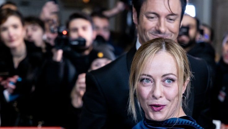 La prima di Meloni e dei nuovi potenti sul palco che incoronò il presidente-re