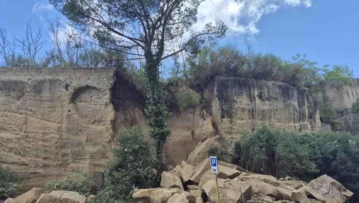 Chiuso Castel Sant'Elmo: pietre cadute da un muro perimetrale. Verifiche dei vigili del fuoco