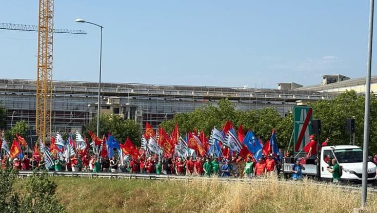 Metalmeccanici, blocco della tangenziale a Bologna. Denunce col Dl Sicurezza. Schlein: “Solidarietà”