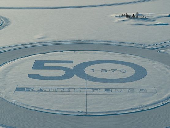 La Range Rover compie 50 anni; ecco l'installazione sui ghiacci del Polo Nord