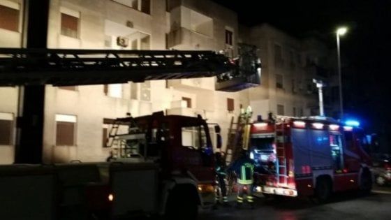 Incendio nel Brindisino, evacuata una palazzina: anche tre bambini fra i sette intossicati