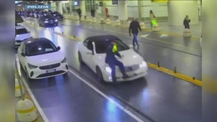 La guardia giurata lo rimprovera per aver parcheggiato sulle strisce al Kiss&Ride della stazione di Bologna. E lui la investe
