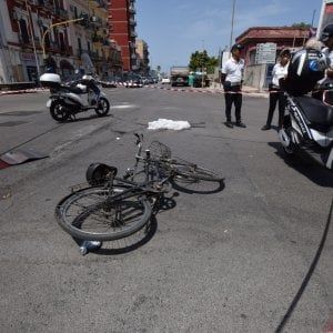 Bari, è morto il ciclista 86enne investito su via Napoli: l'autista del tir accusato di omicidio stradale