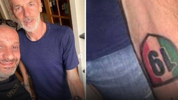Stefano Pioli si fa tatuare sul braccio lo scudetto del Milan con il numero 19