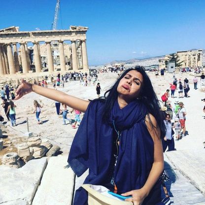 Grecia, in luna di miele senza il marito: l'album fotografico è comico 