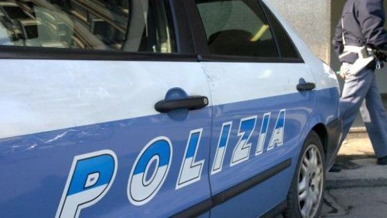 Milano, giovane trovato morto in hotel dall'addetta alle pulizie: il cadavere sul letto, disposta l'autopsia
