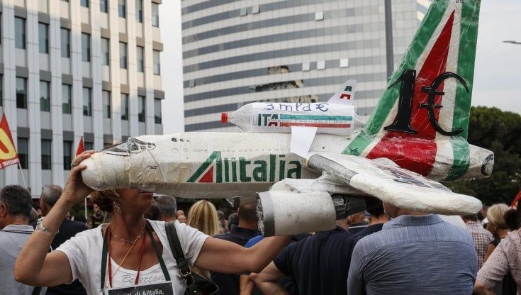 Alitalia, il marchio all’asta: si parte da 290 milioni, Ita è pronta a rilevarlo