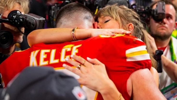 La love story tra la pop star Taylor Swift e il campione dei Chiefs Travis Kelce ispira un film con la benedizione della Nfl: “Holiday Touchdown”